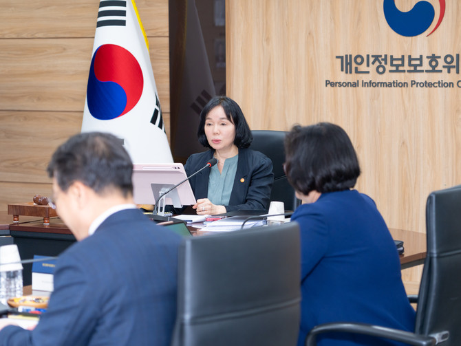 송경희 개인정보보호위원회 위원장이 지난 22일 오후 서울 종로구 정부서울청사에서 개최된 2026년 제7회 개인정보보호위원회 전체회의에서 모두발언을 하고 있다. ⓒ 개인정보보호위원회
