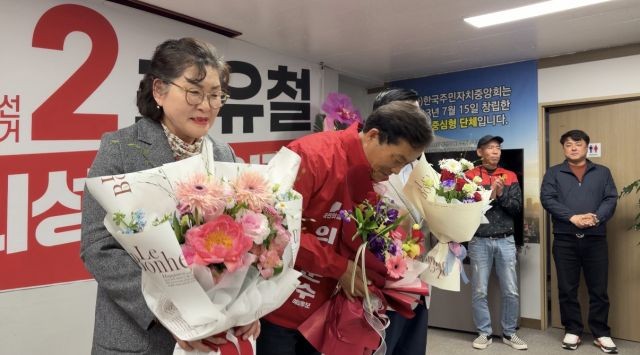 최유철 후보가 국민의힘 의성군수 후보로 최종 확정되면서 군민들에게 감사의 인사를 하고 있다. ⓒ 최유철 선거사무소
