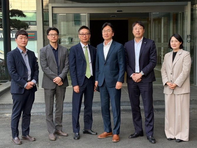 한국제약바이오협회 홍보전문위원회 신임 집행부. 왼쪽부터 이정석 신라젠 이사, 정찬웅 한국제약바이오협회 부 본부장, 박재현 제일약품 상무, 문종훈 종근당 이사, 유정재 JW중외제약 실장, 전하나 휴젤 팀장. © 한국제약바이오협회