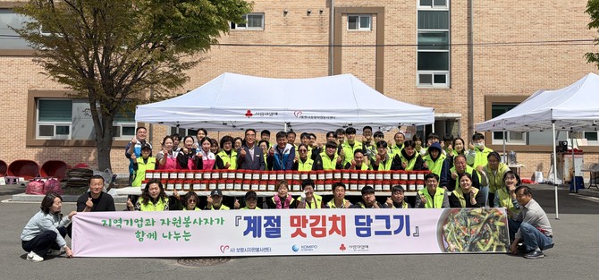 강희준 자원봉사센터장(두번째 줄 왼쪽 여섯번째)과 남석기 경영지원처장(오른쪽)이 기념촬영을 하고 있다. ⓒ 보령발전본부