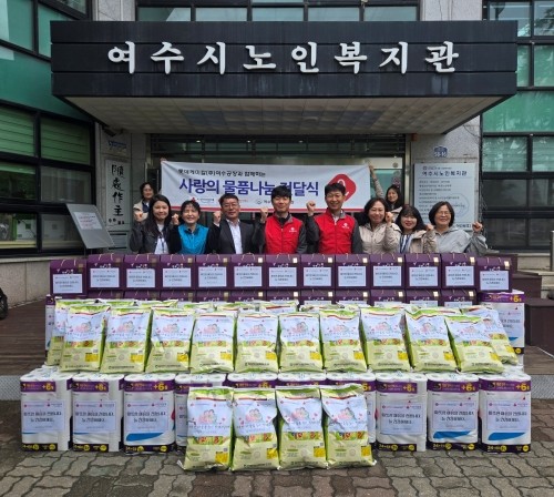 롯데케미칼(주) 여수공장은 여수시노인복지관에 250만원 상당의 생필품 세트를 전달했다. ⓒ 롯데케미칼 여수공장