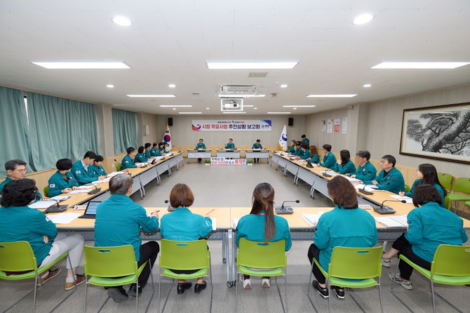 통영시가 시정 주요사업의 추진상황을 점검하고 현장 중심 행정을 강화하기 위해 주요사업 대상지에 대한 회의를 하고 있다. ⓒ 통영시