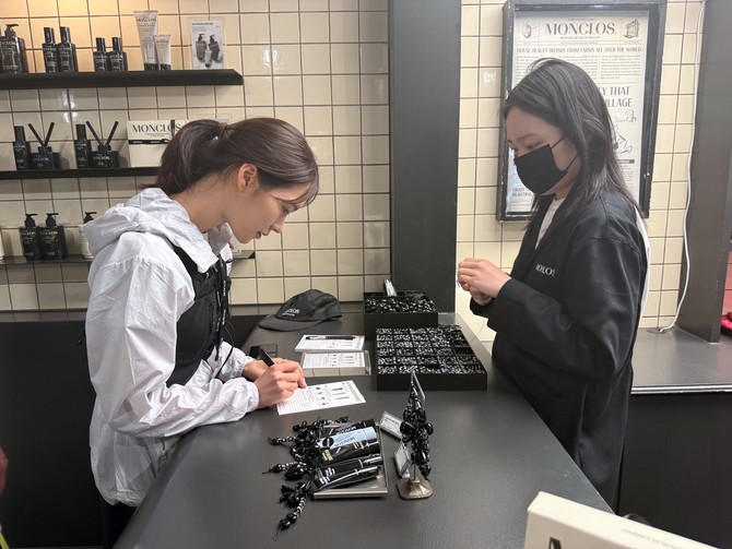 키링 커스터마이징 프로그램에 참여하는 모습. = 이인영 기자