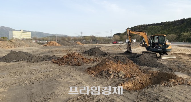 지난 22일 충남 보령시 내항동 석탄재 성토 현장에서 토양오염도 검사를 위한 굴착기 장비를 이용해 시료 채취가 진행되고 있다. ⓒ 프라임경제