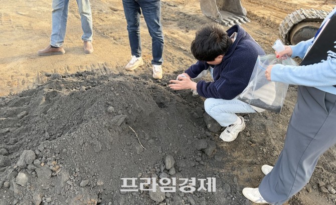 지난 22일 충남 보령시 내항동 석탄재 성토 현장에서 보령시청 관계자가 토양오염도 확인을 위한 시료 채취를 진행하고 있다. ⓒ 프라임경제