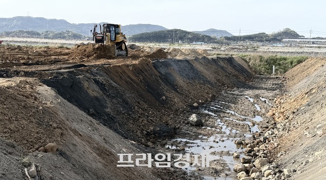 지난 22일 충남 보령시 내항동 석탄재 성토 현장에서 토양오염도 검사를 위한 굴착기 장비를 이용해 시료 채취가 진행되고 있다. ⓒ 프라임경제