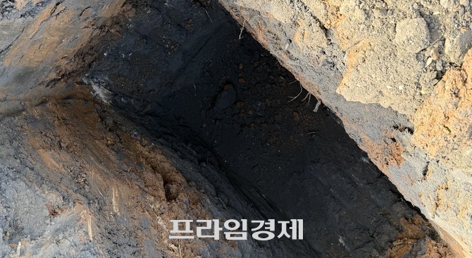 지난 22일 충남 보령시 내항동 석탄재 성토 현장에서 보령시청 관계자가 토양오염도 확인을 위한 시료 채취를 진행하고 있다. ⓒ 프라임경제