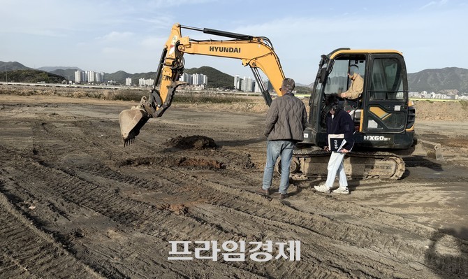 지난 22일 충남 보령시 내항동 석탄재 성토 현장에서 토양오염도 검사를 위한 굴착기 장비를 이용해 시료 채취가 진행되고 있다. ⓒ 프라임경제