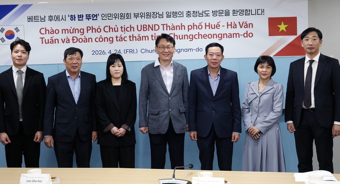 24일 도청에서 하 반 뚜언 후에시 인민위원회 부위원장을 접견하고 양 지역 간 교류 확대 방안을 논의 후 기념촬영을 하고 있다. ⓒ 충남도