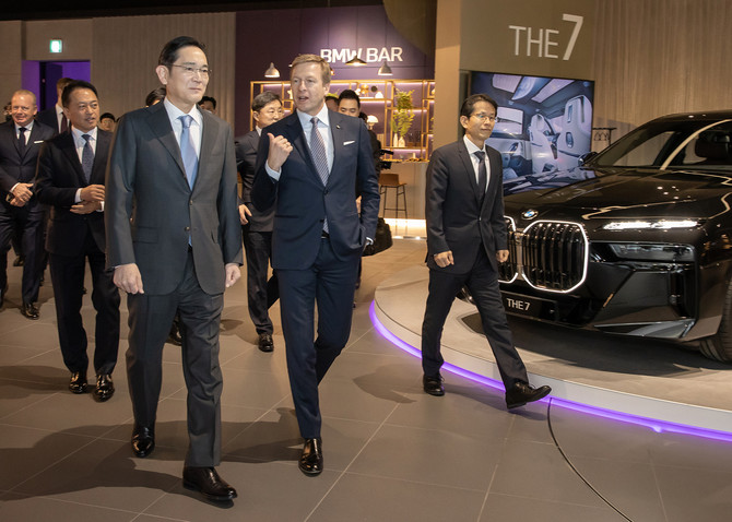 이재용 삼성전자 회장이 지난 2022년 인천 영종도에 위치한 BMW 드라이빙 센터에서 올리버 집세(Oliver Zipse) BMW CEO와 만나 배터리 및 전장 분야 협력 방안을 논의하고 있다. ⓒ 삼성전자