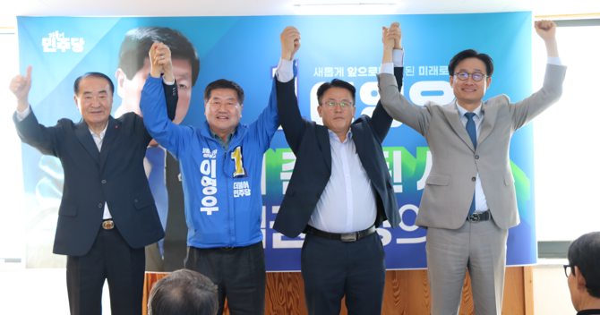 이영우 후보 선거캠프는 24일 선거사무소에서 '제3차 선거대책위원회 발대식'을 개최 후 기념촬영을 하고 있다. ⓒ 이영우 후보 캠프