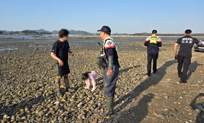 갯벌고립자을 구조하고 있는 보령해경. ⓒ 보령해경