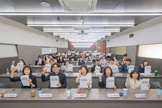 지난 24일 본관 7층 강의실에서 재택 서비스로 치매안심 및 인지재활 서비스를 제공하는 '청춘기억돌봄단' 발대식을 개최하고 참석자들이 기념촬영을 하고 있다.(왼쪽에서 두 번째 김영근 경영부총장, 세 번째 이영숙 북구보건소장). ⓒ 대구보건대학교