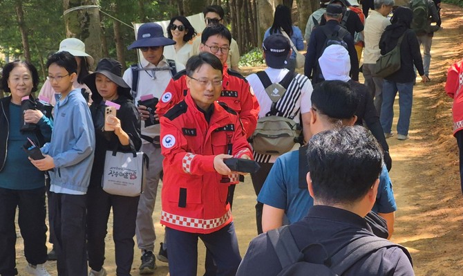 박은식 산림청장(가운데)이 26일 계족산 일원에서 산불예방 캠페인을 실시하고 있다. ⓒ 산림청