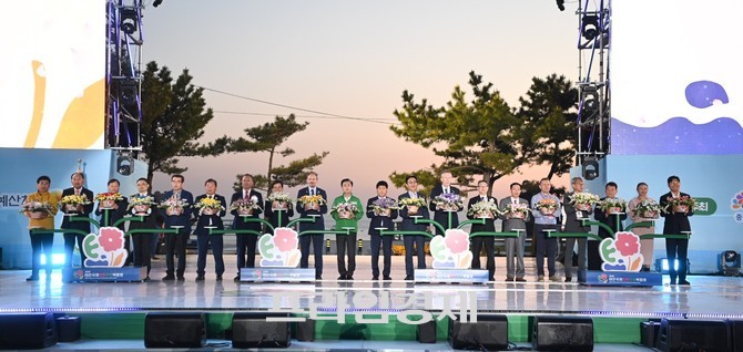 2026 태안국제원예치유박람회 개막식에서 주요 내빈들이 무대에 올라 개막을 기념하는 퍼포먼스를 진행하고 있다. = 오영태 기자