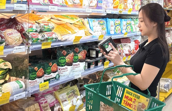 베트남 호치민 떤푸지역의 박화산 매장에서 현지 소비자가 CJ제일제당 비비고 김치 제품을 살펴보고 있다. ⓒ CJ제일제당