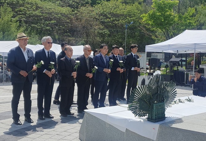 창원시가 마산합포구 가포동에 위치한 '한국전쟁민간인희생자 창원위령탑'에서 한국전쟁 76주기를 맞아 '제19회 한국전쟁 민간인희생자 합동추모제'를 엄숙히 거행하고 있다. ⓒ 창원시