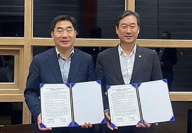 순천대 이병훈 총장과 목포대 송하철 총장이 2025년 1월 대학 통합에 합의하는 MOU를 체결했다. ⓒ 국립목포대