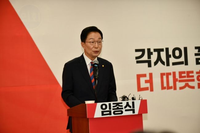 임종식 경북교육감 예비후보가 27일 경북도의회에서 경북교육감 출마를 공식 선언하고 있다. ⓒ 임종식 선거사무실