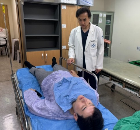 개혁신당 정이한 부산시장 후보가 사고 직후 부산 온병원으로 이송된 모습.ⓒ개혁신당 부산시당