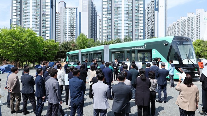 3칸 굴절차량의 본격 운행 도입을 앞두고 이장우 시장이 합동점검을 실시하고 있다. ⓒ 대전시