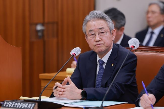 강호동 농협중앙회장이 지난달 11일 국회에서 열린 농림축산식품해양수산위원회 전체회의에 참석해 있다. ⓒ 연합뉴스