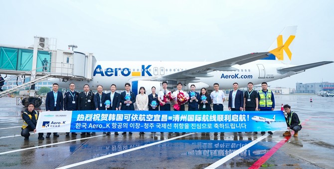 27일 에어로케이 임직원이 청주-이창 신규취항 축하 기념촬영을 하고 있다. ⓒ 에어로케이항공