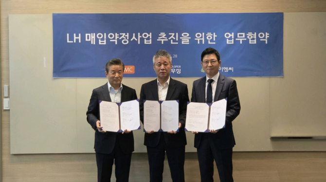 (왼쪽부터)김관영 제이알투자운용 부회장, 이해성 나눔하우징 대표, 송충현 혜우이엔씨 대표가 업무협약 체결 후 기념촬영을 하고 있다. ⓒ 혜우이엔씨