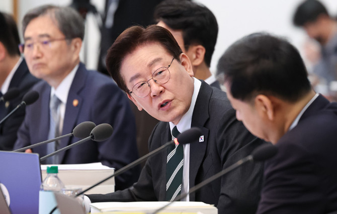 이 대통령은 28일 청와대 본관에서 '국무회의 겸 비상경제점검회의'를 주재했다. ⓒ 연합뉴스