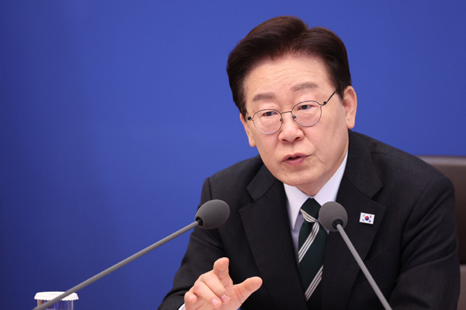 이 대통령은 "지난 1분기 GDP 성장률이 당초 전망이었던 0.9%를 두 배 가까이 웃도는 1.7%를 기록했다"며 "5년6개월 만에 최고치라고 한다. 작년 하반기부터 본격화된 우리 경제의 회복 흐름이 한층 가속화되는 모습"이라고 했다. ⓒ 연합뉴스