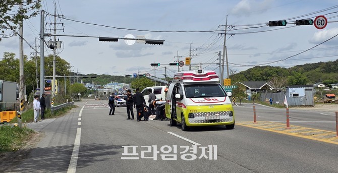 28일 오후 1시40분경 충남 홍성군 충서로 교차로에서 차량과 오토바이가 충돌 사고 현장. =오영태