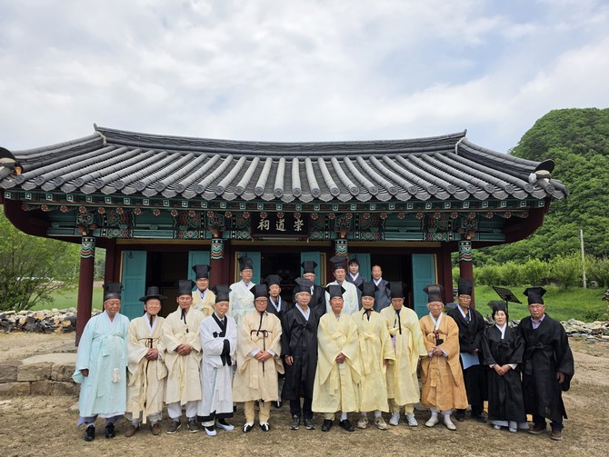 (사)용암서원보존회가 합천군 삼가면 용암서원에서 '제6회 합천남명뇌룡문화축제' 개막식을 개최하고 기념촬영을 하고 있다. ⓒ 합천군