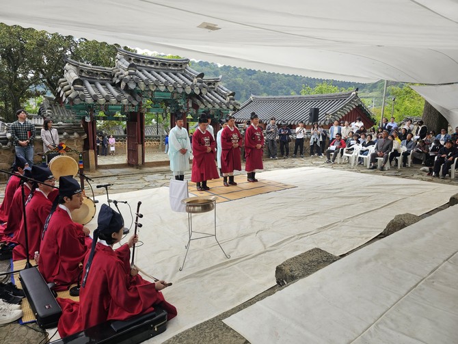 통영시가 이충무공의 국난극복 업적과 정신을 시민과 함께 기리는 '제481주년 충무공 이순신 탄신제'를 거행하고 있다. ⓒ 통영시