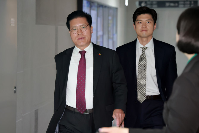 대안과미래 간사인 이성권 의원이 28일 오전 국회에서 조찬 회동을 마친 뒤 기자들과 만나 조기 사퇴론에 대해 반대 입장을 표명했다. © 연합뉴스