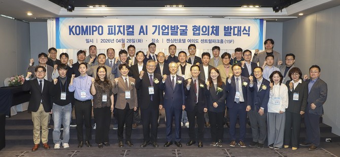 이종국 한국중부발전 기획관리본부장(오른쪽)이 KAIST 글로벌기술사업화센터(GCC)와 업무협약을 체결 후 관계자들과 기념촬영을 하고 있다. ⓒ 중부발전