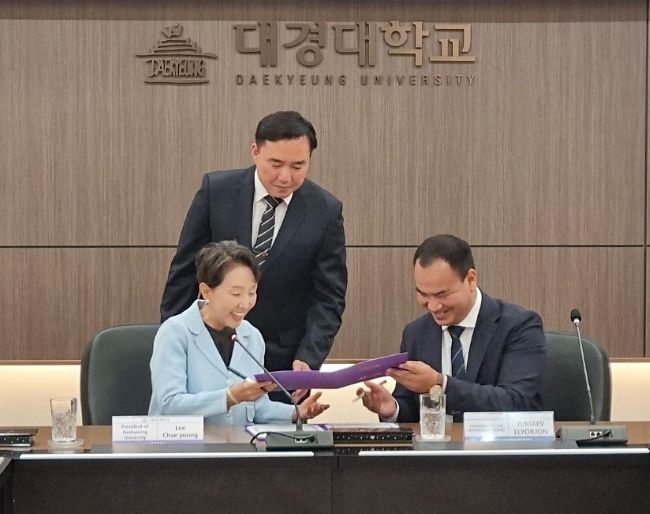 업무협약을 체결하고 있는 이채영 대경대 총장(왼쪽), 이사장(Jumaev Elyorjon). ⓒ 대경대학교