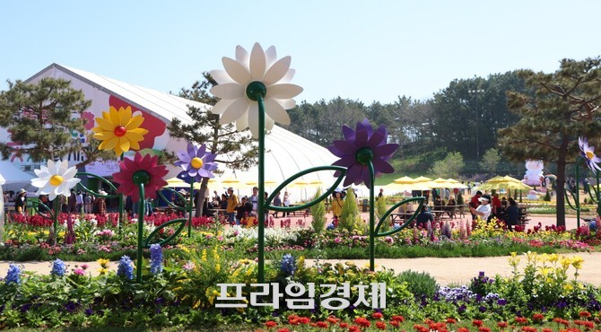 '2026 태안국제원예치유박람회'에서 가족 단위 관람객들이 자연과 치유를 주제로 한 전시 공간을 체험하고 있다. = 오영태 기자