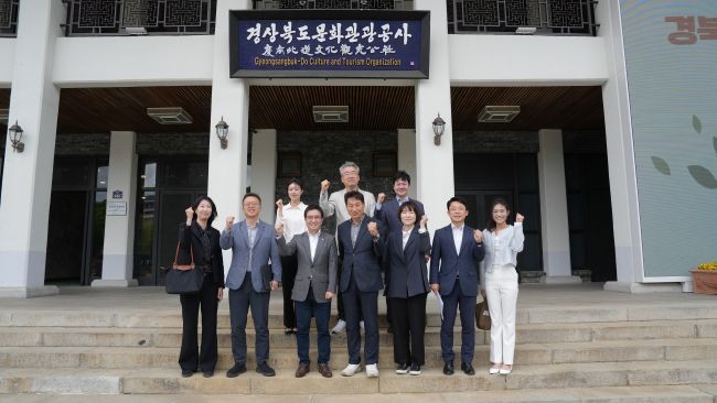 지난 23일 경주를 방문한 한국관광공사 박성혁 사장은 김남일 사장과 면담을 갖고, 1979년 PATA(아시아태평양관광협회) 연차총회가 개최됐던 역사적 장소인 '육부촌'에서 관계자들이 함께 기념촬영을 하고 있다. ⓒ 경북문화관광공사