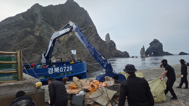 '경북0726호'를 긴급 투입해 독도 해역의 해양쓰레기를 수거하고 있다. ⓒ 경북도