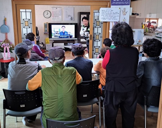 통영경찰서 교통관리계가 통영시 도산면 덕치마을회관에 방문해 어르신 10분을 대상으로 찾아가는교통안전교육을 실시하고 있다. ⓒ 통영경찰서
