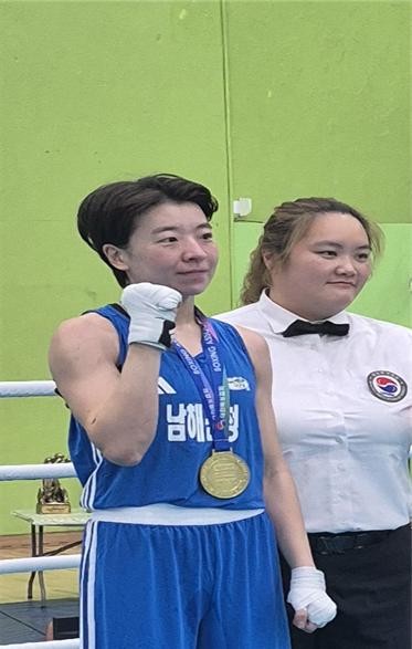 남해군청 복싱팀 강지숙 선수가 경북도 영주시에서 열린 '2026 전국종별복싱선수권대회'에 출전해 여자부 –65kg급에서 금메달을 획득하고 기념촬영을 하고 있다. ⓒ 남해군
