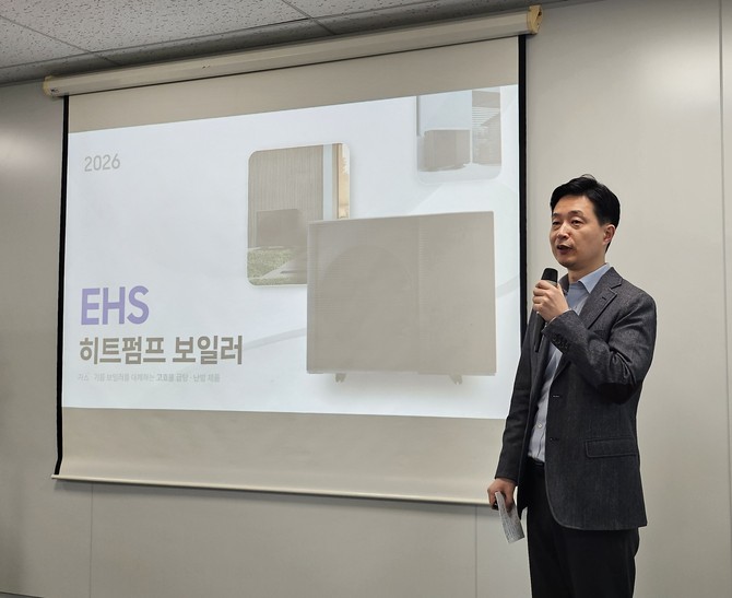 송병하 삼성전자 DA사업부 그룹장이 29일 서울 중구 태평로빌딩 기자실에서 히트펌프 기술 미디어 브리핑에서 히트펌프 신제품에 대해 설명하고 있다. = 박지혜 기자