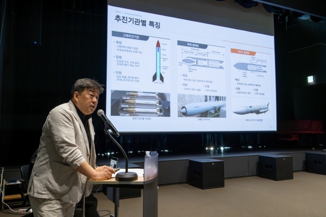 조정태 한화에어로스페이스 PGM 연구소 추진탄약 1팀장이 '덕티드 램제트 추진기관'에 대해 설명하고 있다. ⓒ 한화에어로스페이스