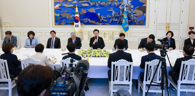 이 대통령은 29일 청와대 본관에서 비교섭단체 및 무소속 국회의원을 초청한 오찬 간담회를 주재했다. ⓒ 연합뉴스