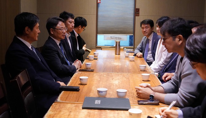 박은식 산림청장(왼쪽 두번째)이 29일 서울특별시 서초구에서 임업분야 정책고객 초청간담회를 주재하고 있다. ⓒ 산림청