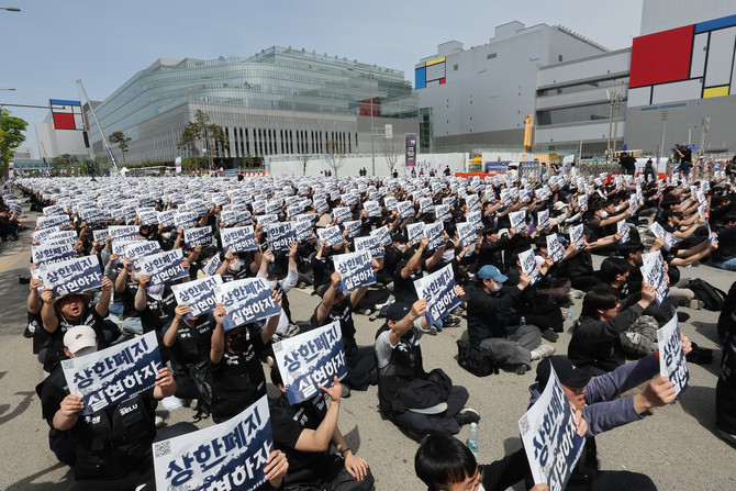 지난 23일 경기 평택시 삼성전자 평택캠퍼스 앞에서 열린 삼성전자 노동조합 공동투쟁본부의 '투명하게 바꾸고, 상한폐지 실현하자-4/23 투쟁 결의대회'에서 조합원들이 구호를 외치고 있다. ⓒ 연합뉴스