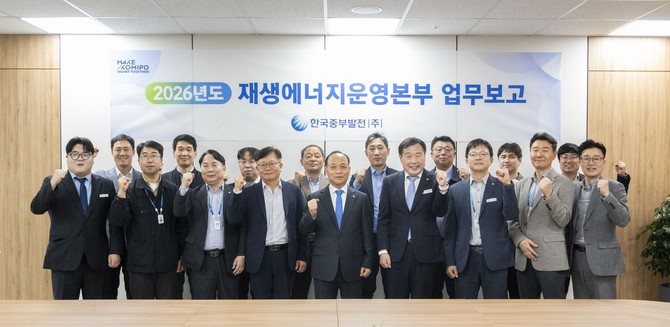 이영조 중부발전 사장(가운데)을 비롯한 관계자들이 재생에너지 운영 업무보고를 마치고 기념촬영을 하고 있다. ⓒ 중부발전