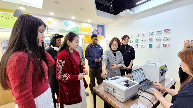 외국인 유학생들이 투표 체험 전 설명을 듣고 있다. ⓒ 영남이공대학교