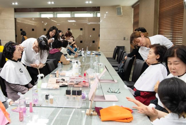 영진전문대 뷰티융합과 학생들이 지난 29일 농업인들의 건강과 활력을 위한 뷰티 케어 봉사를 펼치고 있다. ⓒ 영진전문대학교