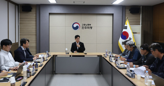김영훈 고용노동부 장관이 지난 28일 오후 경남 진주시 고용노동부 진주지청에서 열린 화물연대와 BGF로지스의 4차 교섭에 참석해 발언하고 있다. ⓒ 연합뉴스
